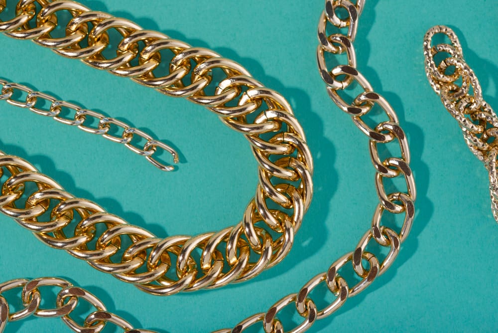 Las joyas doradas son idóneas para realzar looks veraniegos básicos   